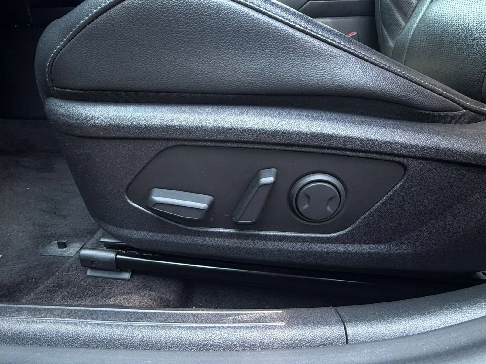 Used 2025 Hyundai Elantra Limited FWD image 21