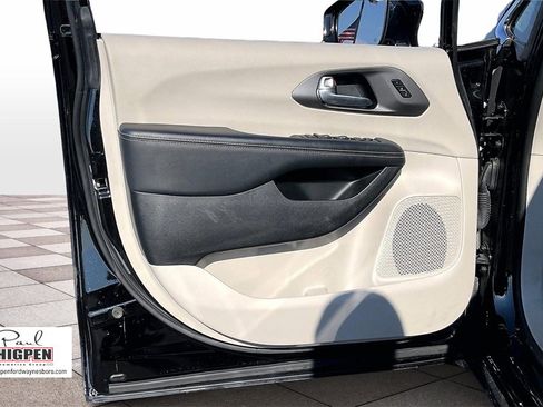 Used 2024 Chrysler Pacifica Touring-L image 22