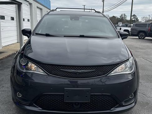 Used 2020 Chrysler Pacifica Touring-L image 2