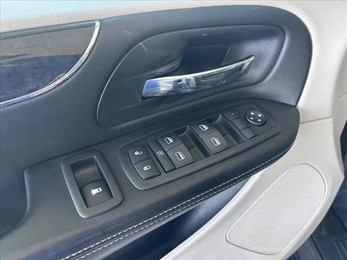 Used 2012 Chrysler Town & Country Touring-L w/ Entertainment Group #2 FWD image 15