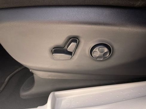 Used 2023 Chrysler Pacifica Touring-L FWD image 12