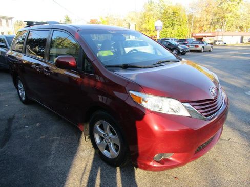 Used 2017 Toyota Sienna LE image 18