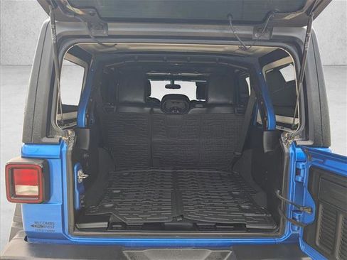 Used 2021 Jeep Wrangler Unlimited Rubicon w/ Cold Weather Group AWD/4WD image 6
