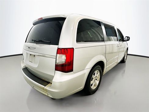 Used 2012 Chrysler Town & Country Touring image 8