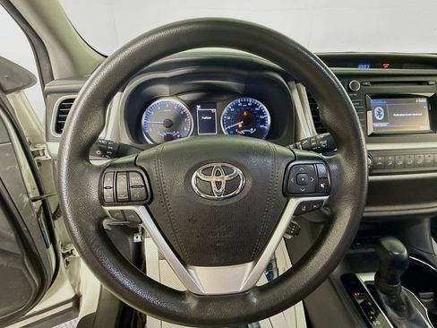 Used 2019 Toyota Highlander LE FWD image 12