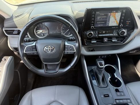 Used 2022 Toyota Highlander XLE FWD image 13