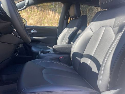 New 2026 Chrysler Pacifica Select FWD image 12