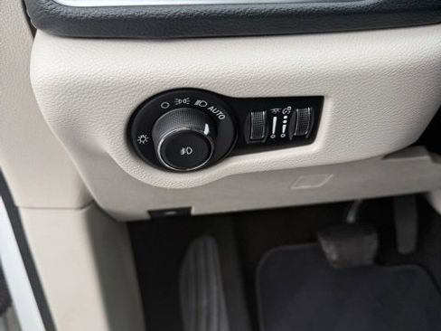 Used 2019 Chrysler Pacifica Limited image 16