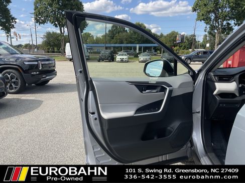 Used 2021 Toyota RAV4 XLE Premium image 9