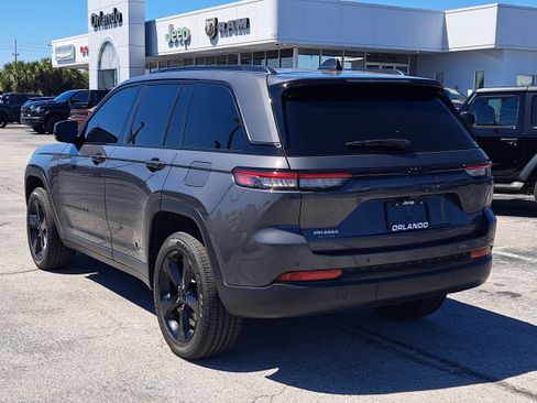 Used 2025 Jeep Grand Cherokee Altitude image 5