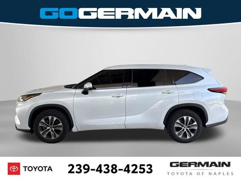 Used 2022 Toyota Highlander XLE FWD image 2