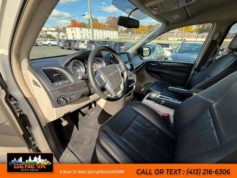 Used 2013 Chrysler Town & Country Touring image 18