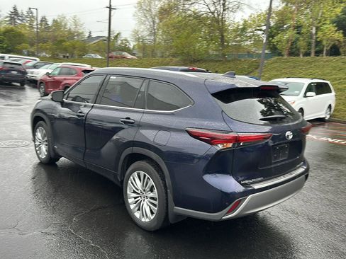 Used 2025 Toyota Highlander Platinum image 5