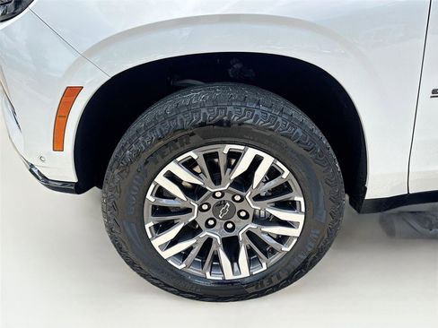 Used 2025 Chevrolet Suburban Z71 AWD/4WD image 33