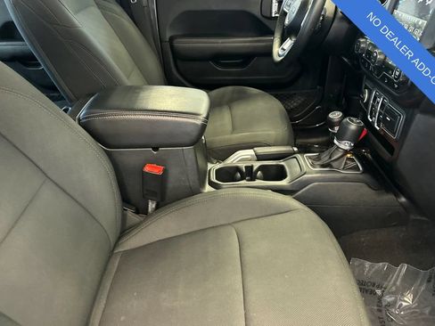 Used 2018 Jeep Wrangler Unlimited Sahara AWD/4WD image 17