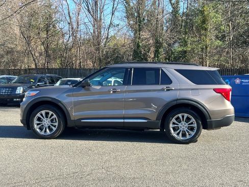 Used 2021 Ford Explorer XLT w/ Equipment Group 202A AWD/4WD image 3