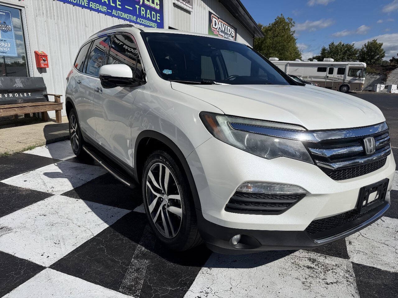 Used 2017 Honda Pilot Touring image 4