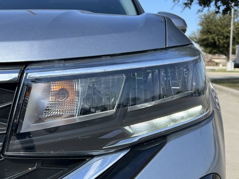 Certified 2024 Volkswagen Taos SE w/ Panoramic Sunroof Package image 6