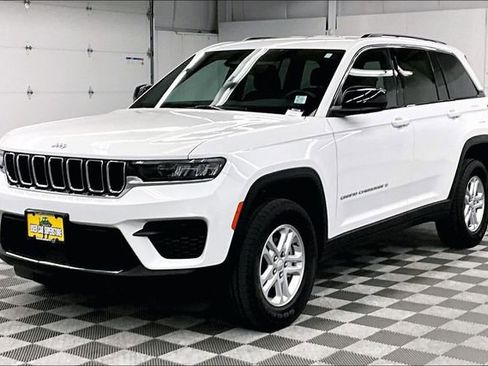 Used 2024 Jeep Grand Cherokee Laredo w/ Luxury Tech Group I AWD/4WD image 12