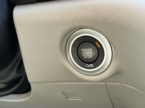 Used 2024 Chrysler Pacifica Touring-L image 24