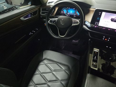 Used 2024 Volkswagen Atlas SE w/ Panoramic Sunroof Package image 17