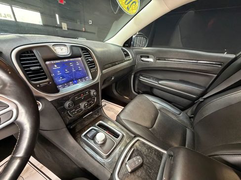 Used 2018 Chrysler 300 Limited RWD image 26