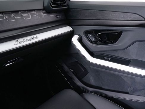 Used 2025 Lamborghini Urus SE AWD/4WD image 23