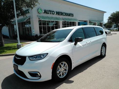 Used 2025 Chrysler Pacifica Select FWD image 1