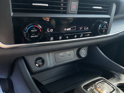Used 2025 Nissan Rogue SV FWD image 27