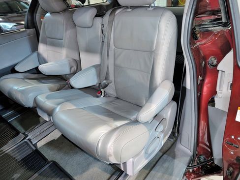 Used 2017 Toyota Sienna XLE Premium image 22