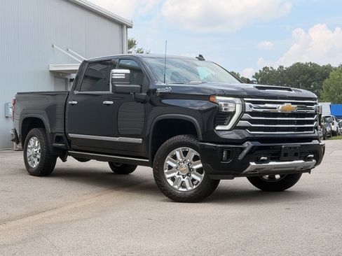 Used 2024 Chevrolet Silverado 2500 High Country w/ High Country Premium Package AWD/4WD image 2