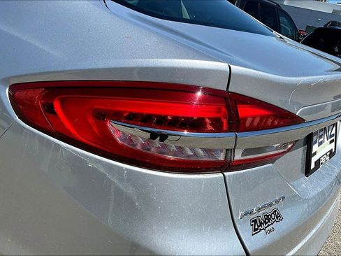 Used 2017 Ford Fusion SE w/ Fusion SE Technology Package FWD image 19