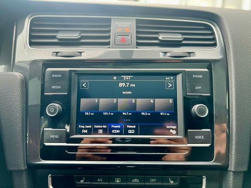 Used 2021 Volkswagen Golf 4-Door image 19