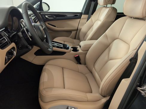 Certified 2026 Porsche Macan image 5