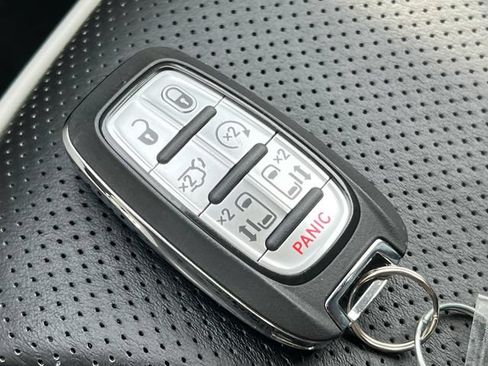 Used 2024 Chrysler Pacifica Limited FWD image 36
