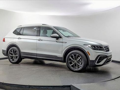 Used 2023 Volkswagen Tiguan SE w/ Panoramic Sunroof Package image 11