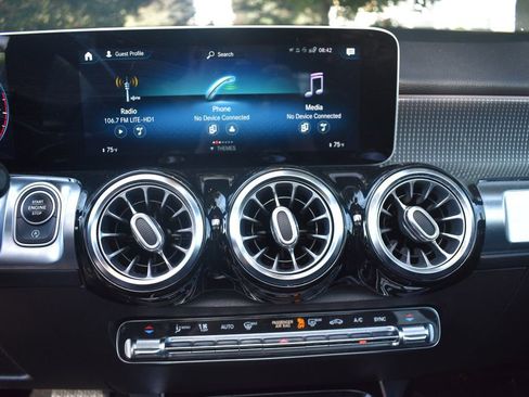 Used 2021 Mercedes-Benz GLB 250 4MATIC w/ Premium Package image 17