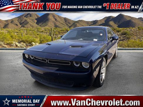 Used 2015 Dodge Challenger SXT RWD image 1