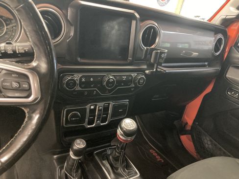 Used 2018 Jeep Wrangler Unlimited Sahara AWD/4WD image 12