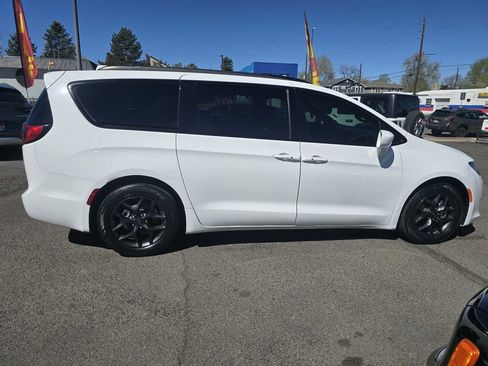 Used 2018 Chrysler Pacifica Touring-L w/ Premium Audio Group FWD image 8