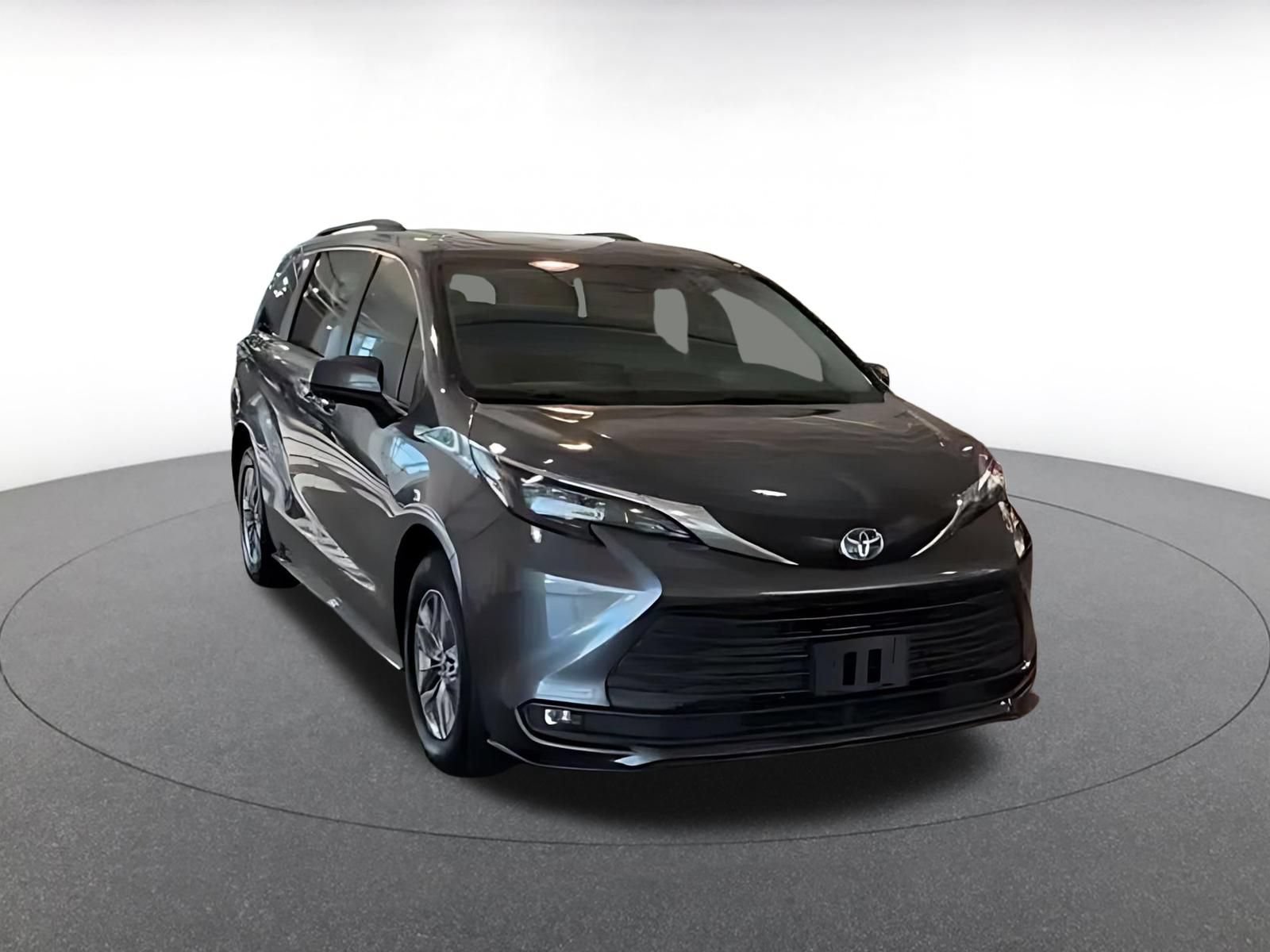 Used 2025 Toyota Sienna XLE FWD image 3