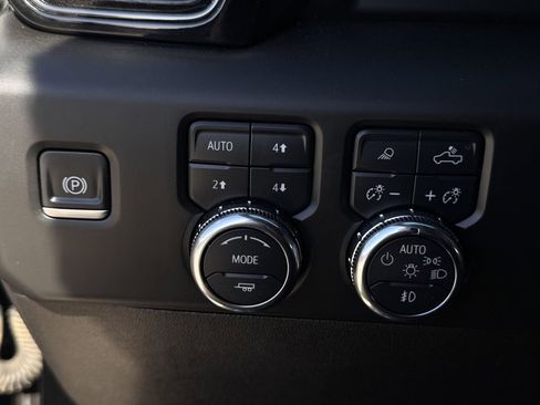 Used 2025 GMC Sierra 2500 AT4 w/ AT4 Premium Plus Package image 21