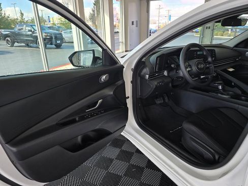 New 2026 Hyundai Elantra Hybrid FWD image 32