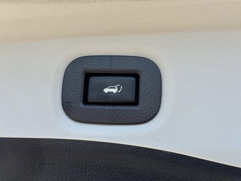 Used 2019 Nissan Rogue SV w/ Premium Package image 13