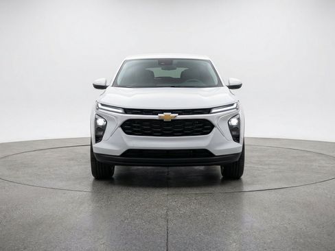 Used 2025 Chevrolet Blazer LT FWD image 2