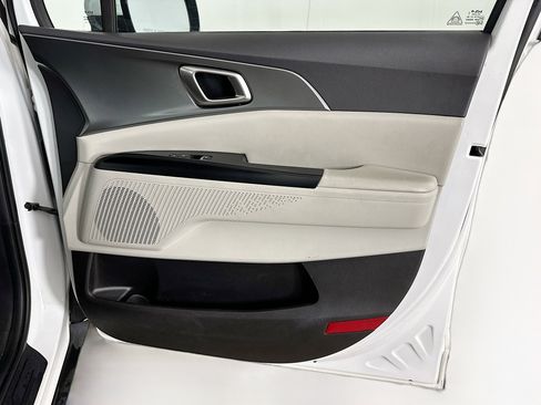 Used 2024 Kia Carnival LX image 32