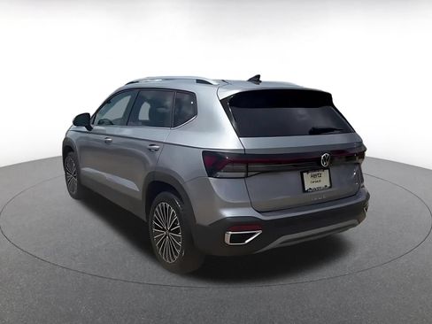 Used 2025 Volkswagen Taos SE FWD image 11