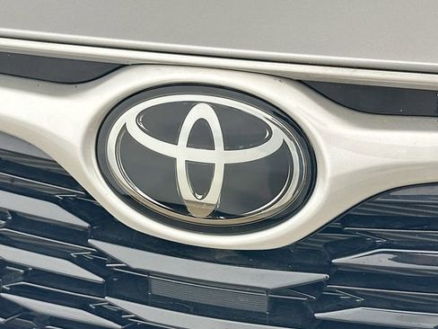 Used 2024 Toyota Highlander XLE image 25