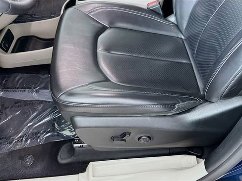 Used 2023 Chrysler Pacifica Touring-L image 18