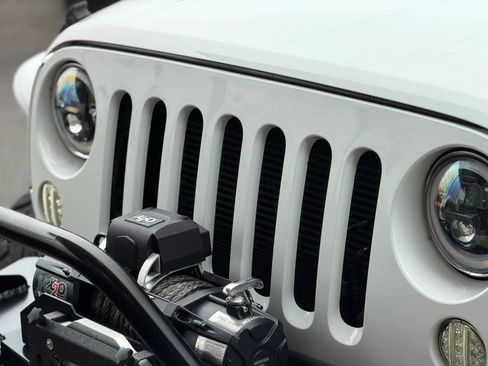 Used 2015 Jeep Wrangler Sport AWD/4WD image 9